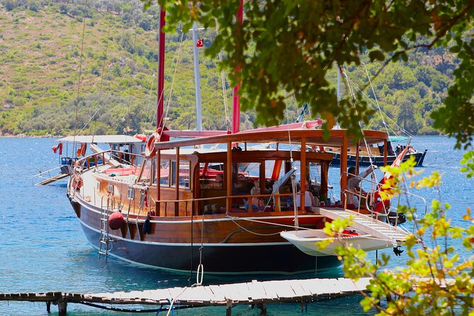 SEMIPRIVATE GALATEA tour Antiparos-Blulagoon-Despotiko-FREE DRINK - Meeting at Athenian Yachts, then settling into the boat day