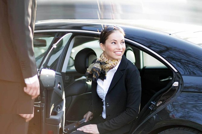 Transfer From or To Santorini Airport Designed By You - Why a Santorini meet-and-greet transfer beats the taxi gamble
